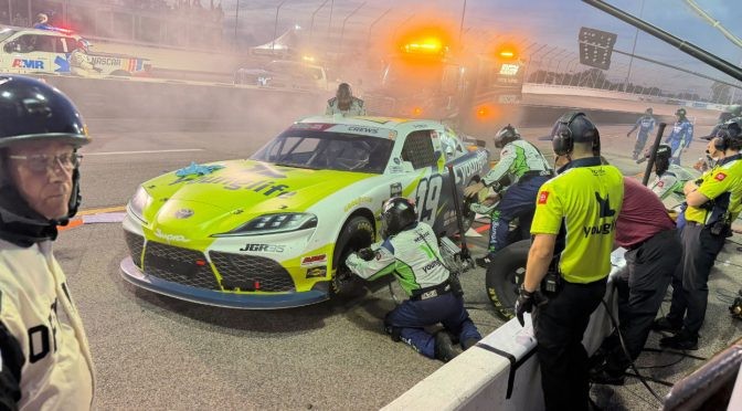 Mecânicos evitam acidente grave em corrida da NASCAR; veja vídeo