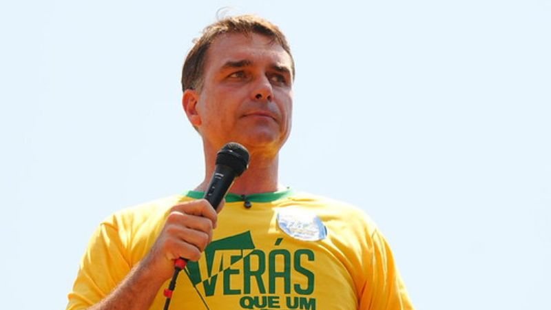 Ação judicial tenta impedir título de cidadão soteropolitano a Flávio Bolsonaro