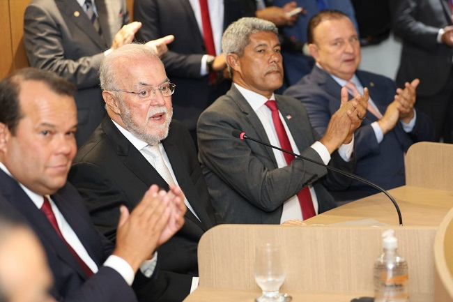 Francisco Netto se aposenta do TCM-BA e Adolfo Menezes assume a vaga