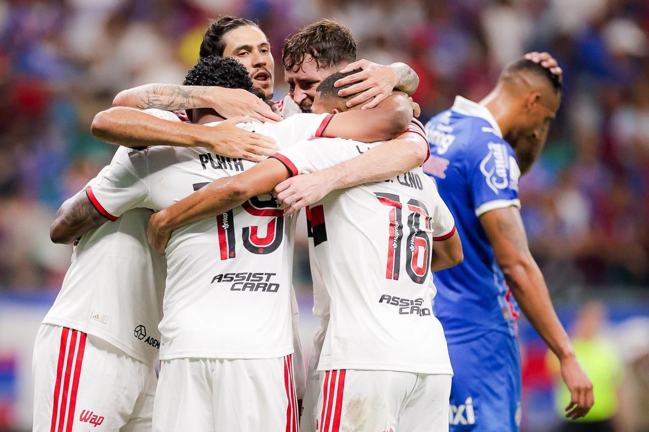Torcida do Bahia lança copos após gol do Flamengo