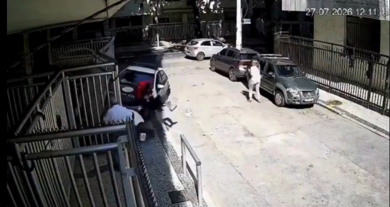 Suspeito de roubo é detido após colidir com viatura em Ipanema