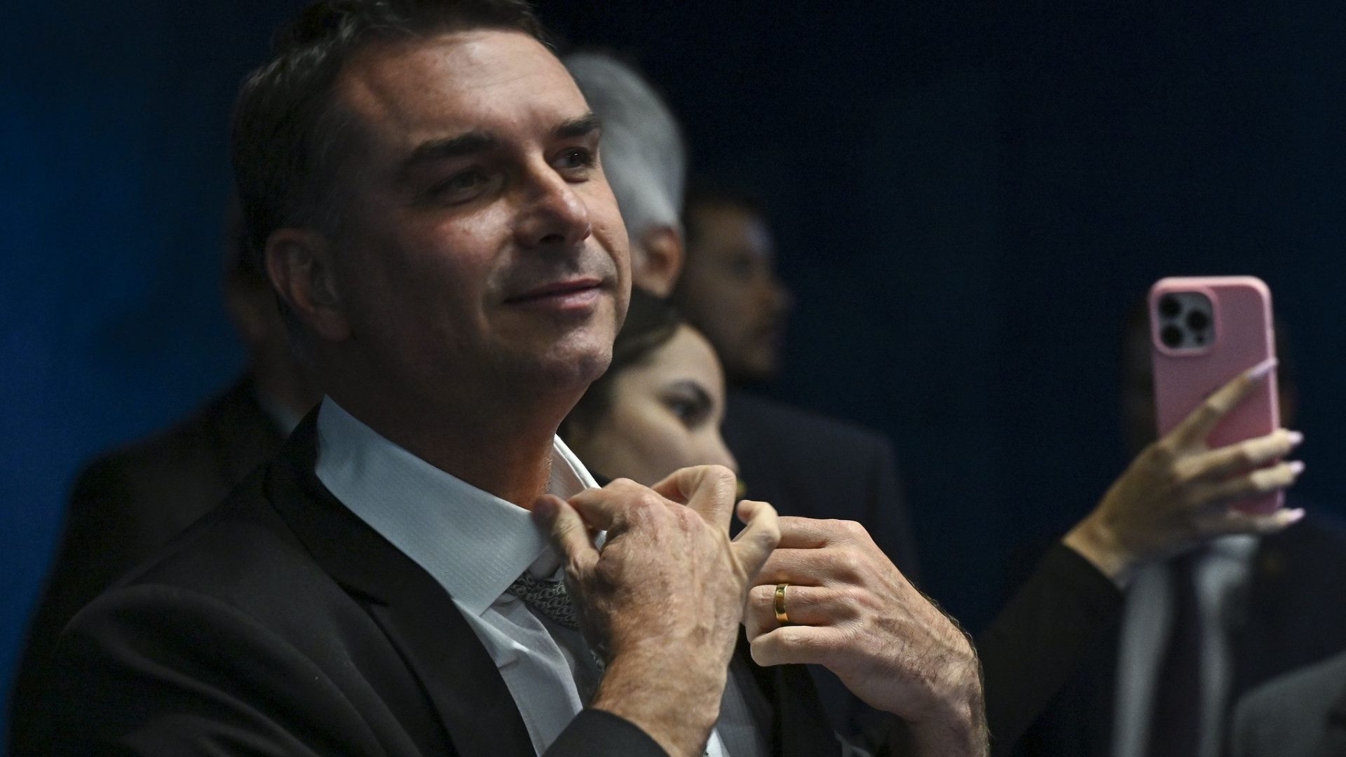 Flávio Bolsonaro se reúne com presidente da Globo antes de sabatina