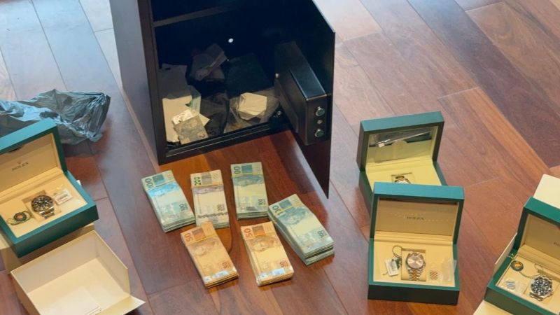 Operação da PF resulta em apreensões de armas, dinheiro e joias