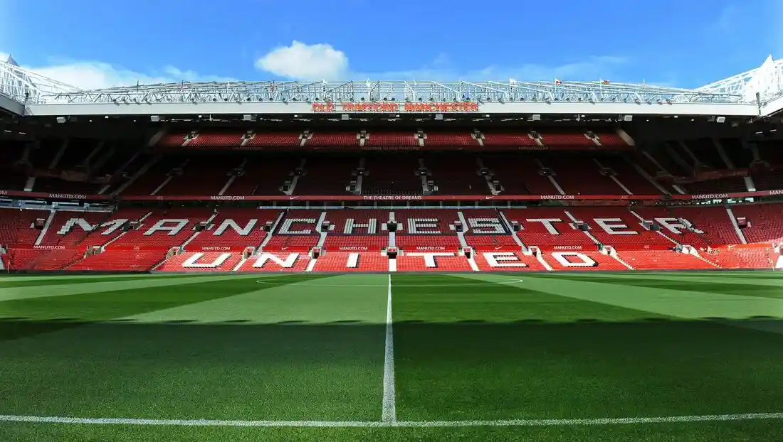 Manchester United registra prejuízo e vende pedaços do gramado de Old Trafford