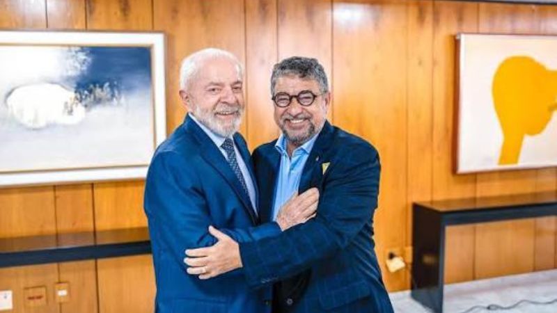 Vice-presidente do PT critica estratégia de campanha de Lula e elogia Flávio Bolsonaro
