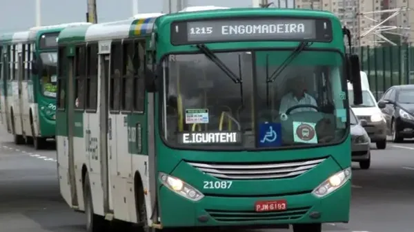 Bloqueio em Engomadeira afeta circulação de ônibus após festa