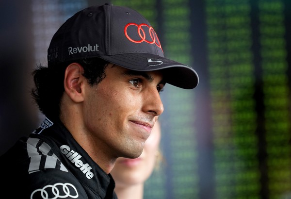 Gabriel Bortoleto se descontenta com Lewis Hamilton durante treino no Bahrein