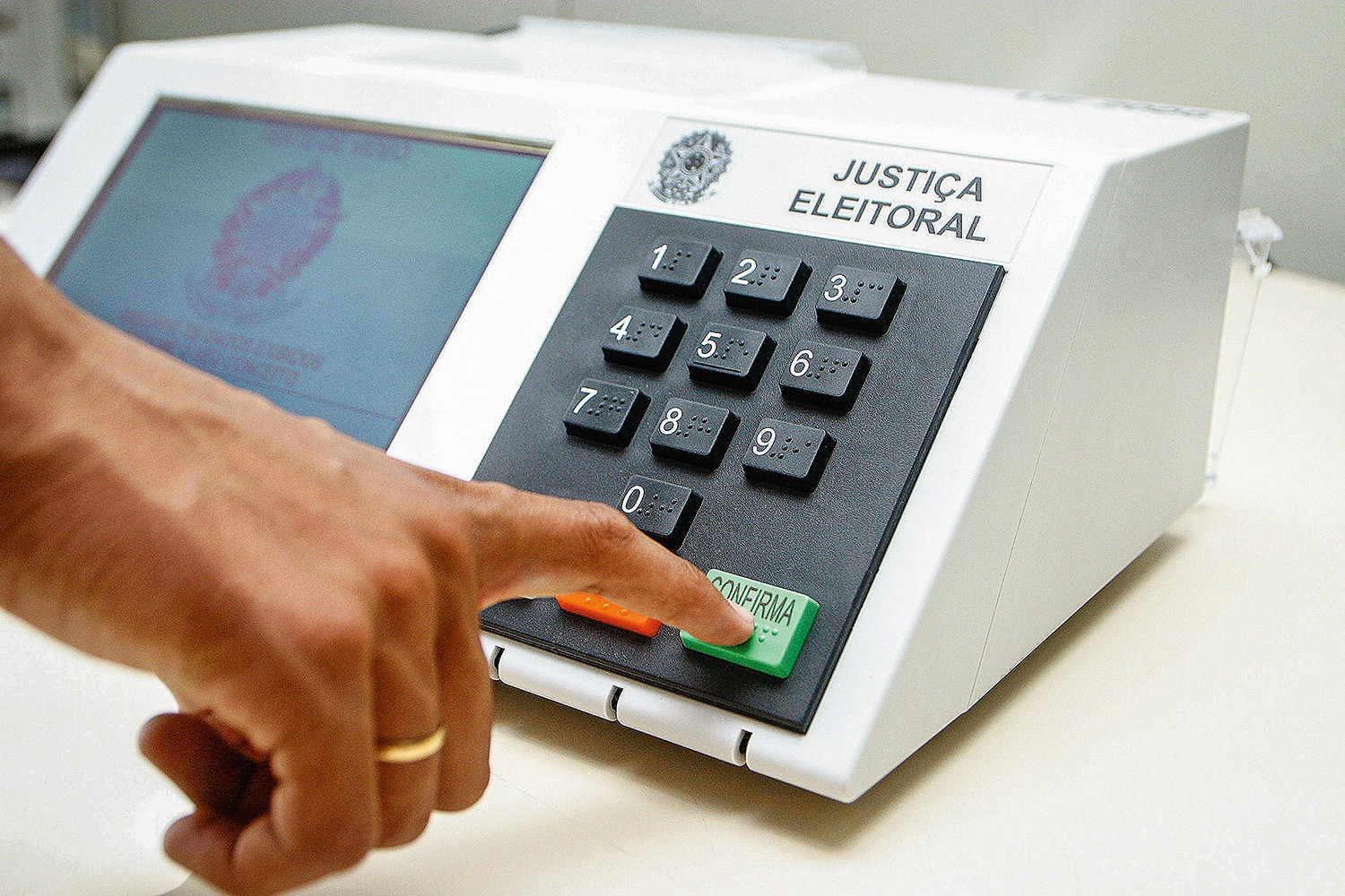 TSE confirma que não haverá novo modelo de urna eletrônica nas eleições de 2026