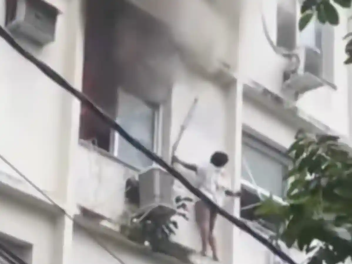 Mulher se equilibra em parapeito para escapar de incêndio em Copacabana
