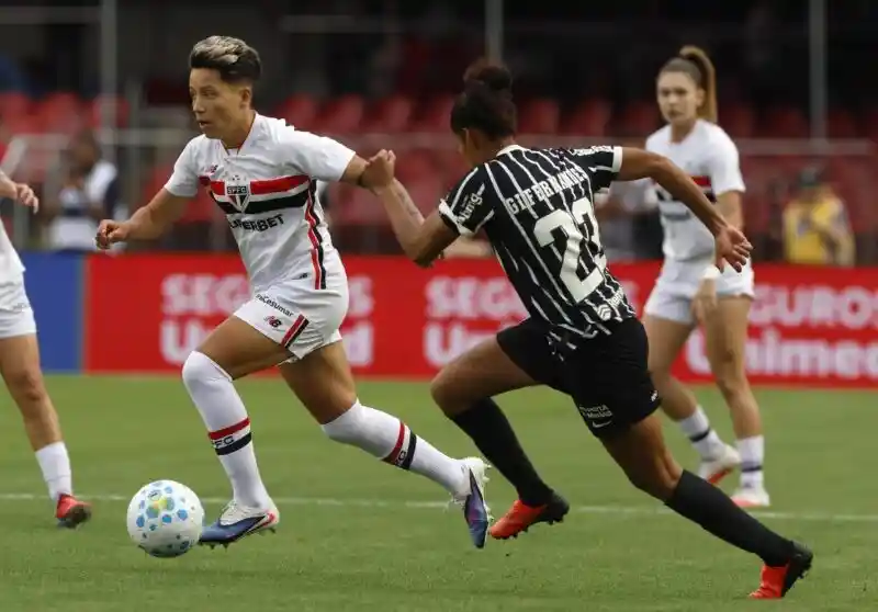 Bia Menezes comemora título do São Paulo no Brasileirão Feminino