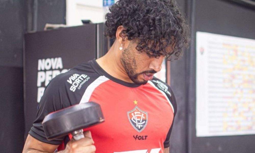 Diretor do Vitória desmente rumores sobre saída de atacante