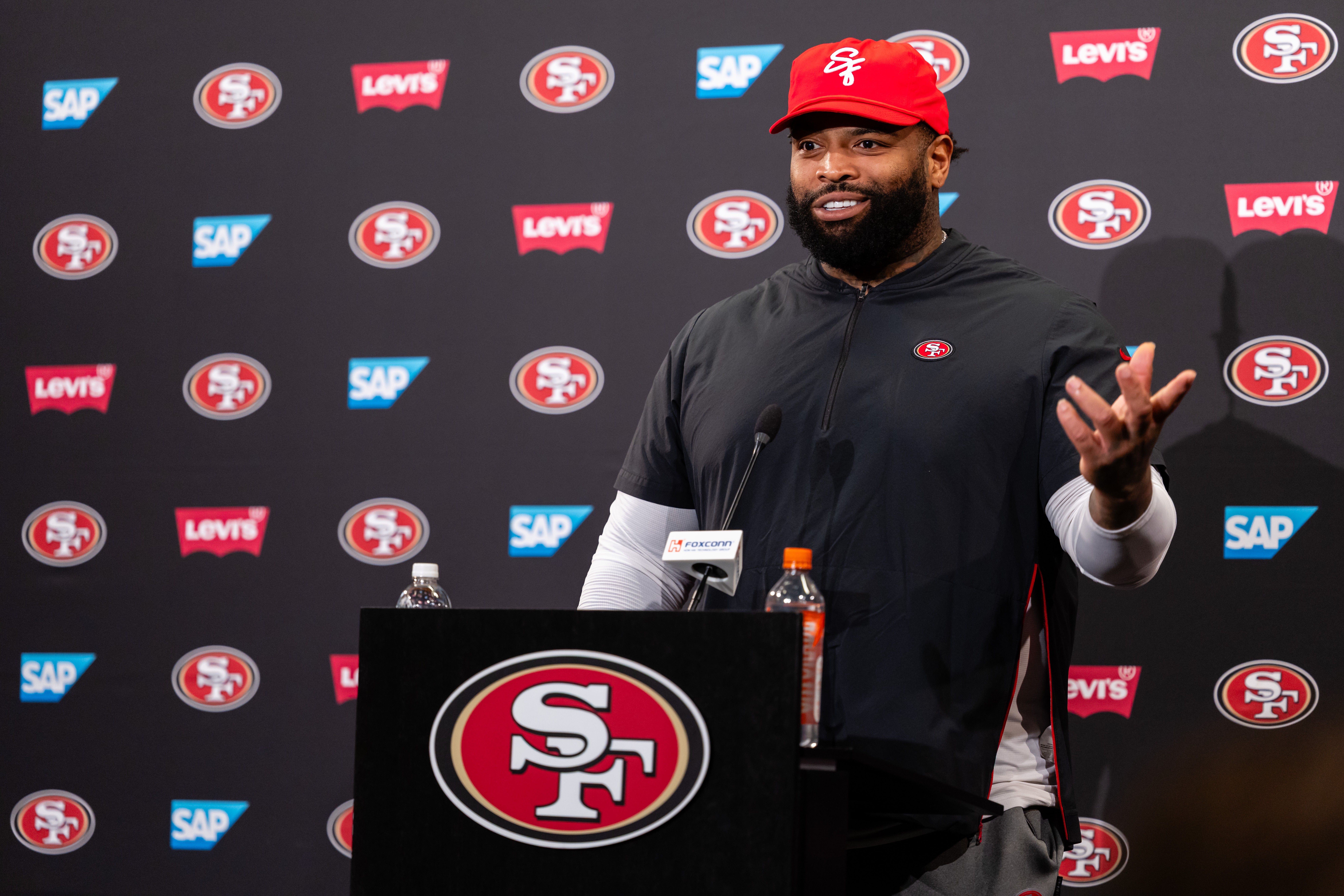 Trent Williams enfrenta processo por não pagamento de aluguel de Porsche