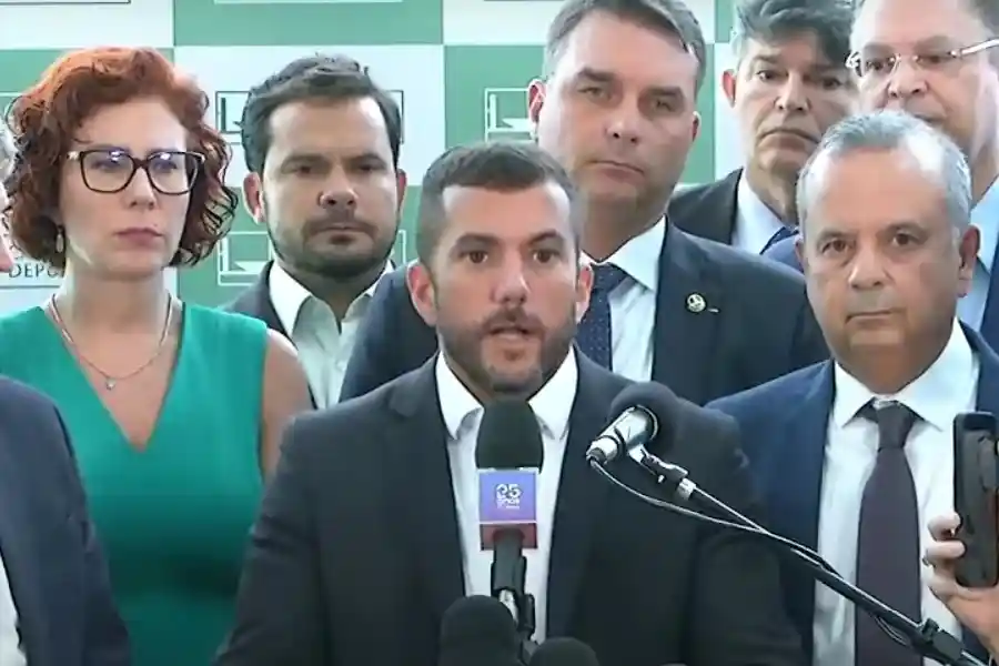 Carlos Jordy confirma saída de Flávio Bolsonaro para os Estados Unidos