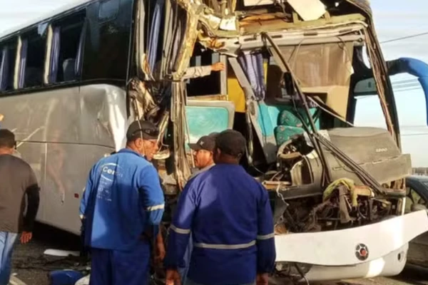 Acidente na Via Parafuso deixa 17 trabalhadores da BYD feridos