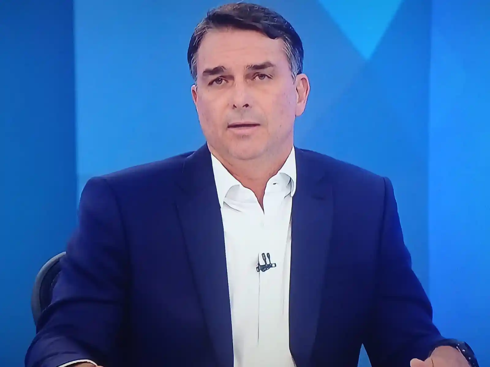 Flávio Bolsonaro celebra desempenho na sabatina da TV Globo