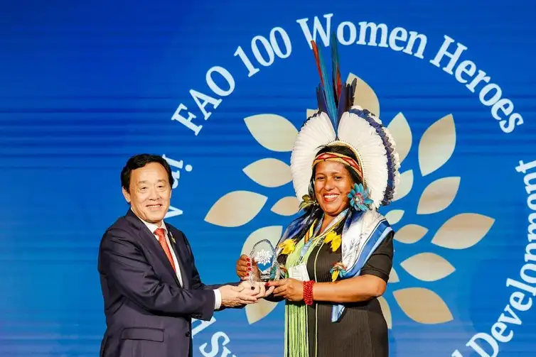 Duas pescadoras brasileiras recebem prêmio de Heroínas da FAO