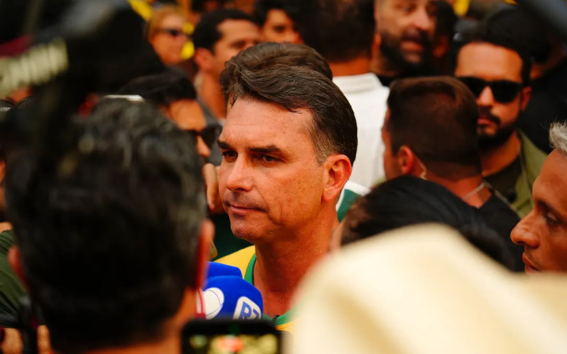 Caso das rachadinhas volta a ser tema de debate envolvendo Flávio Bolsonaro