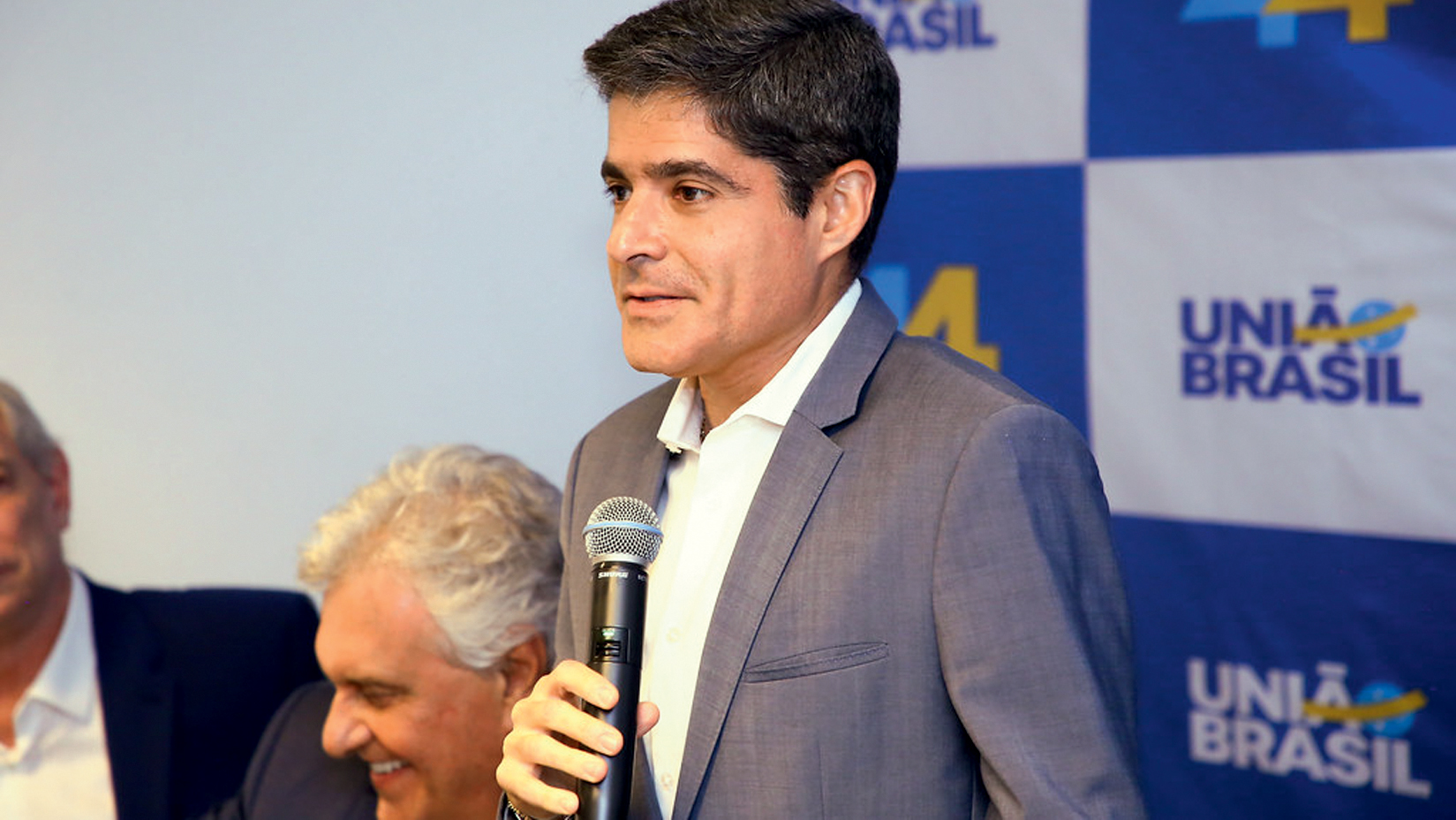 ACM Neto se declara branco após quatro anos