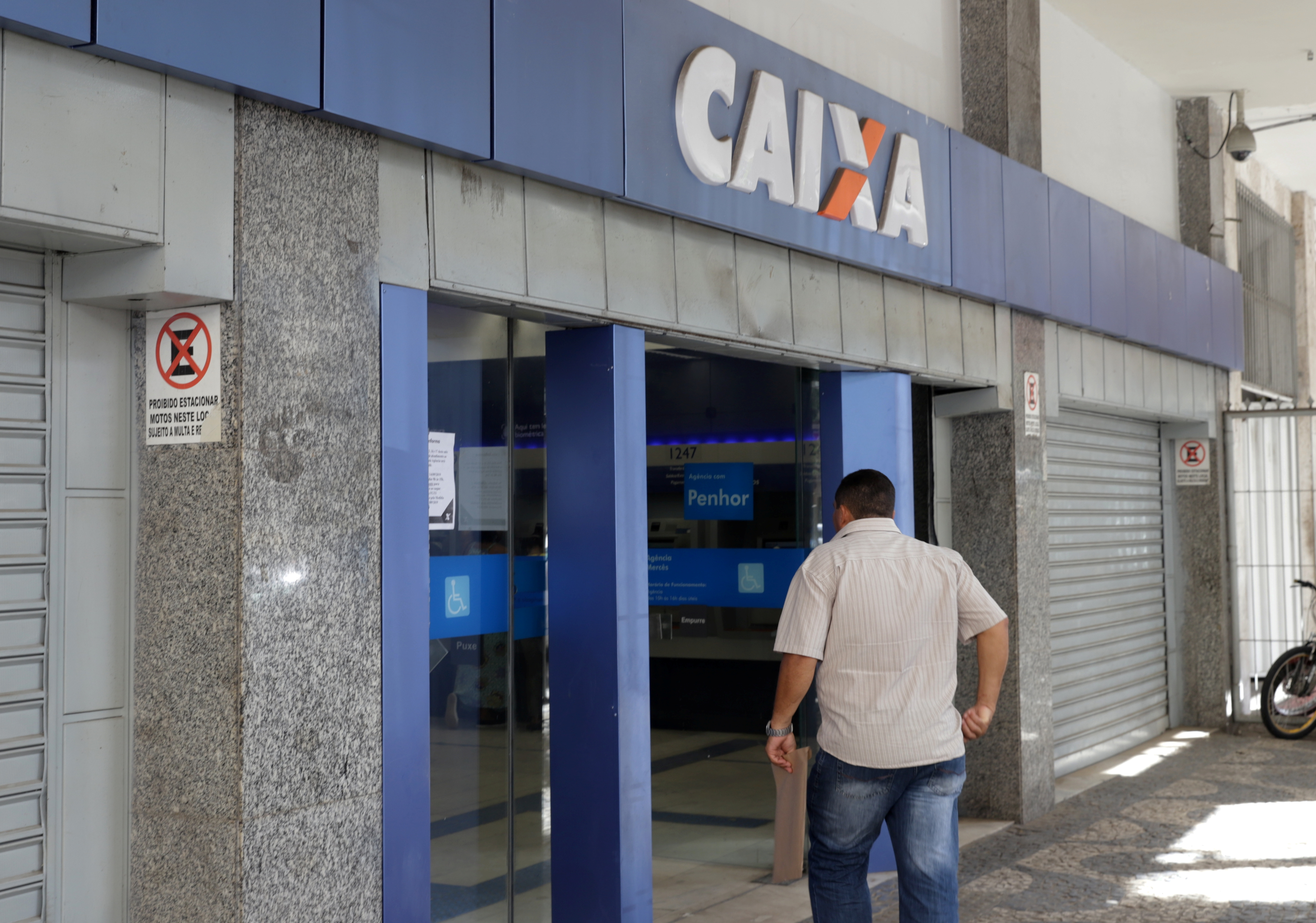 Funcionários da Caixa votam para encerrar greve nesta segunda-feira
