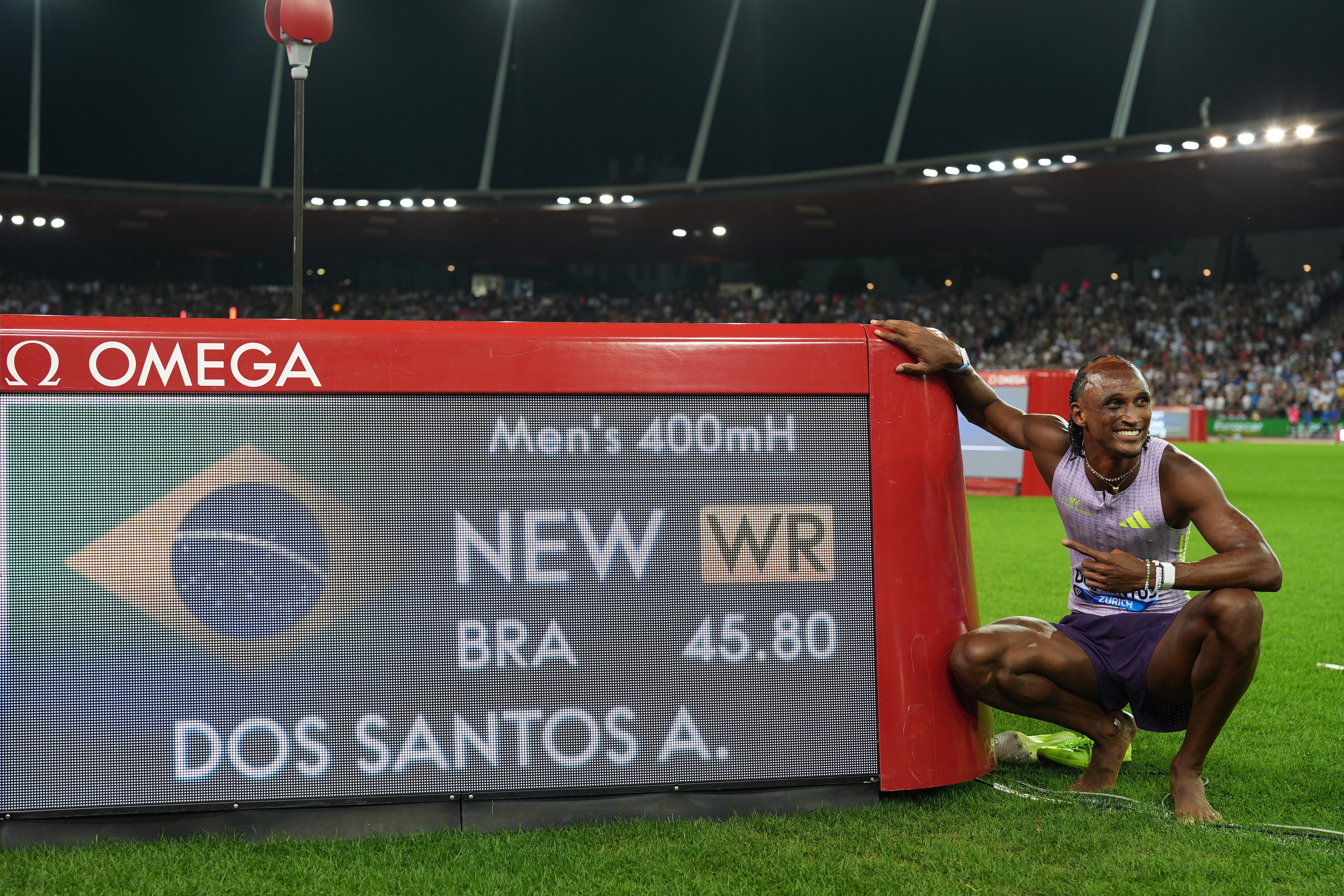 Alison dos Santos estabelece novo recorde mundial nos 400m com barreira