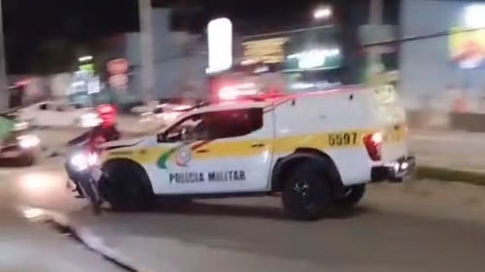 Motoboy é atropelado por viatura da PM durante comemoração pela reeleição de Lula