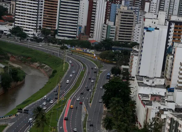 Homem é encontrado sem vida em córrego na Avenida Magalhães Neto
