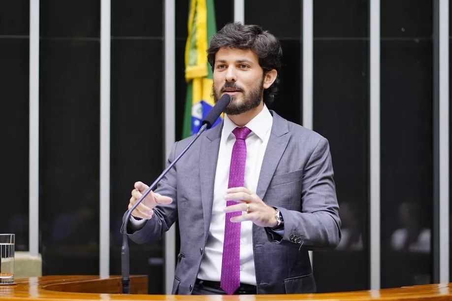 Marcelo Aro busca candidatura ao governo de Minas em meio a impasse