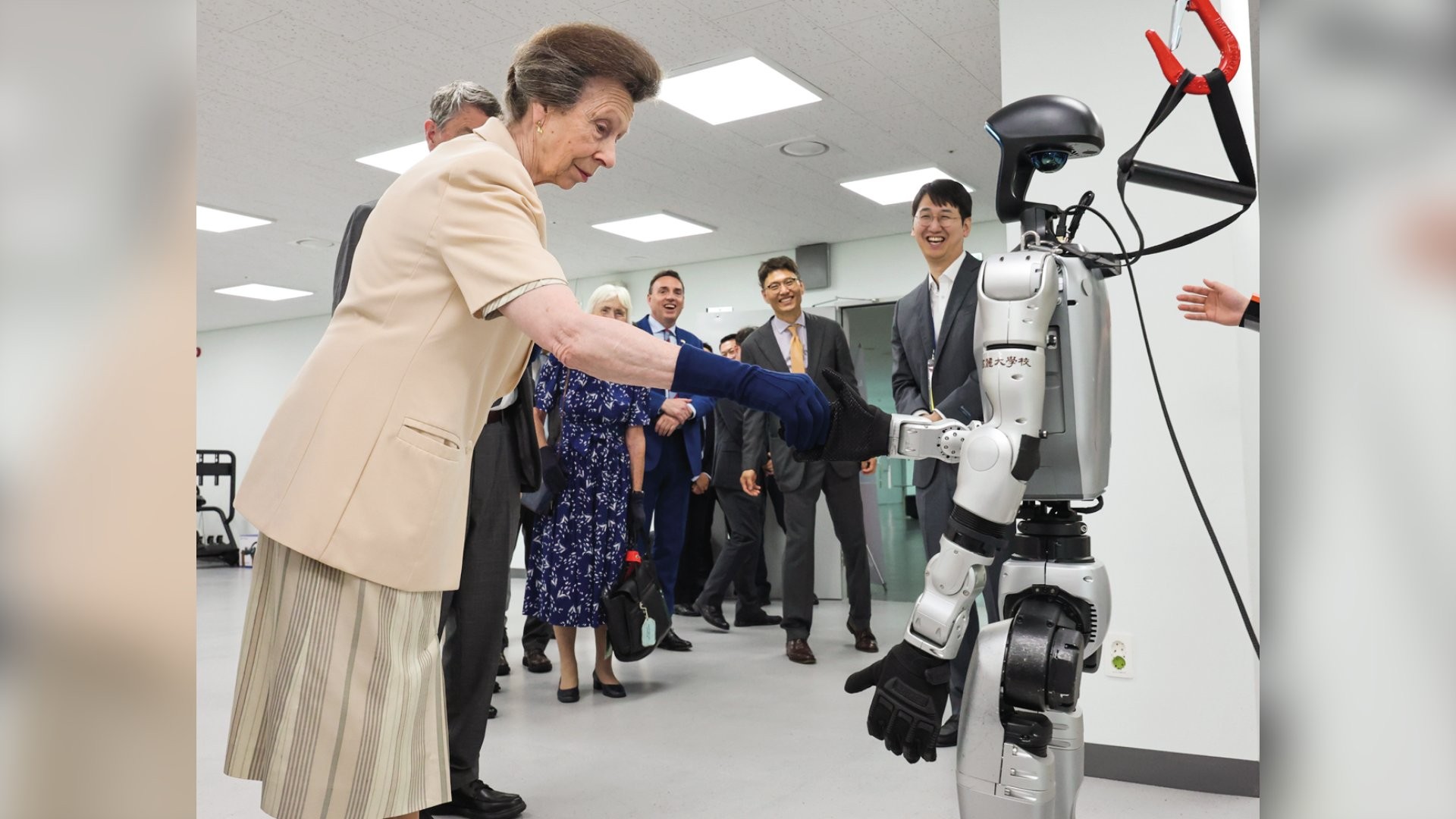 Princesa Anne interage com robô humanoide durante visita à Coreia do Sul