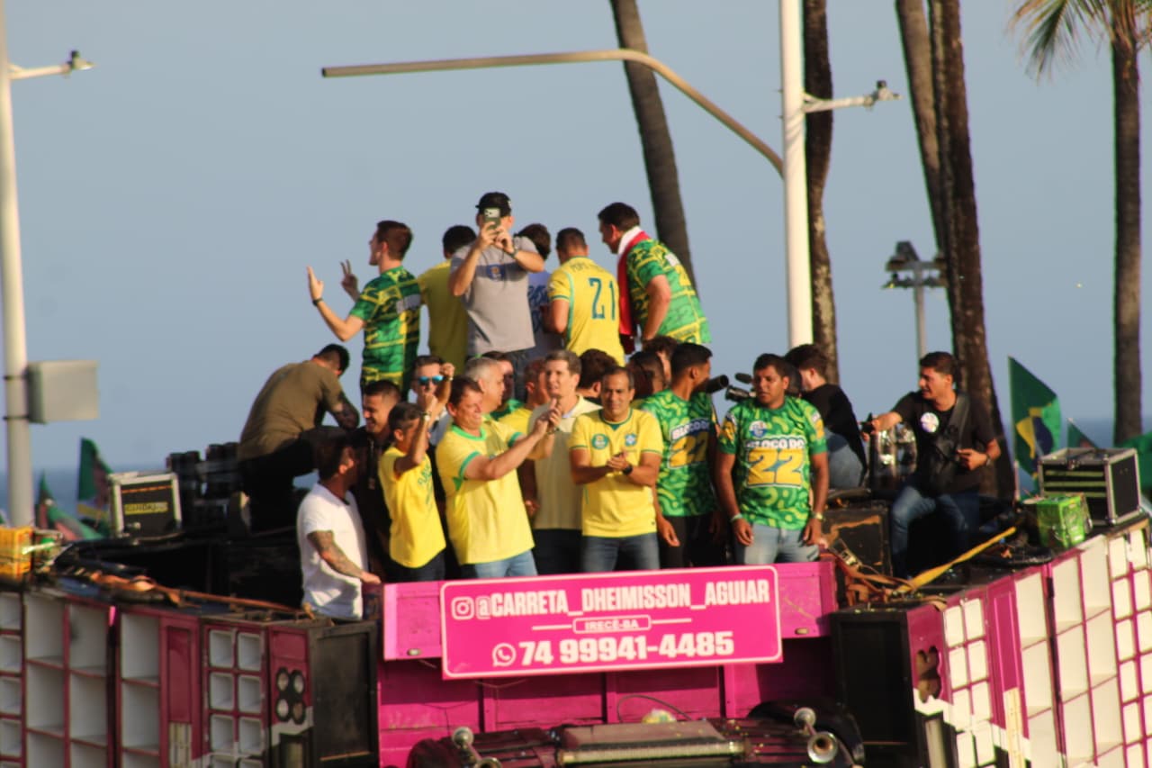 Apoiadores de Flávio Bolsonaro se reúnem em ato em Salvador