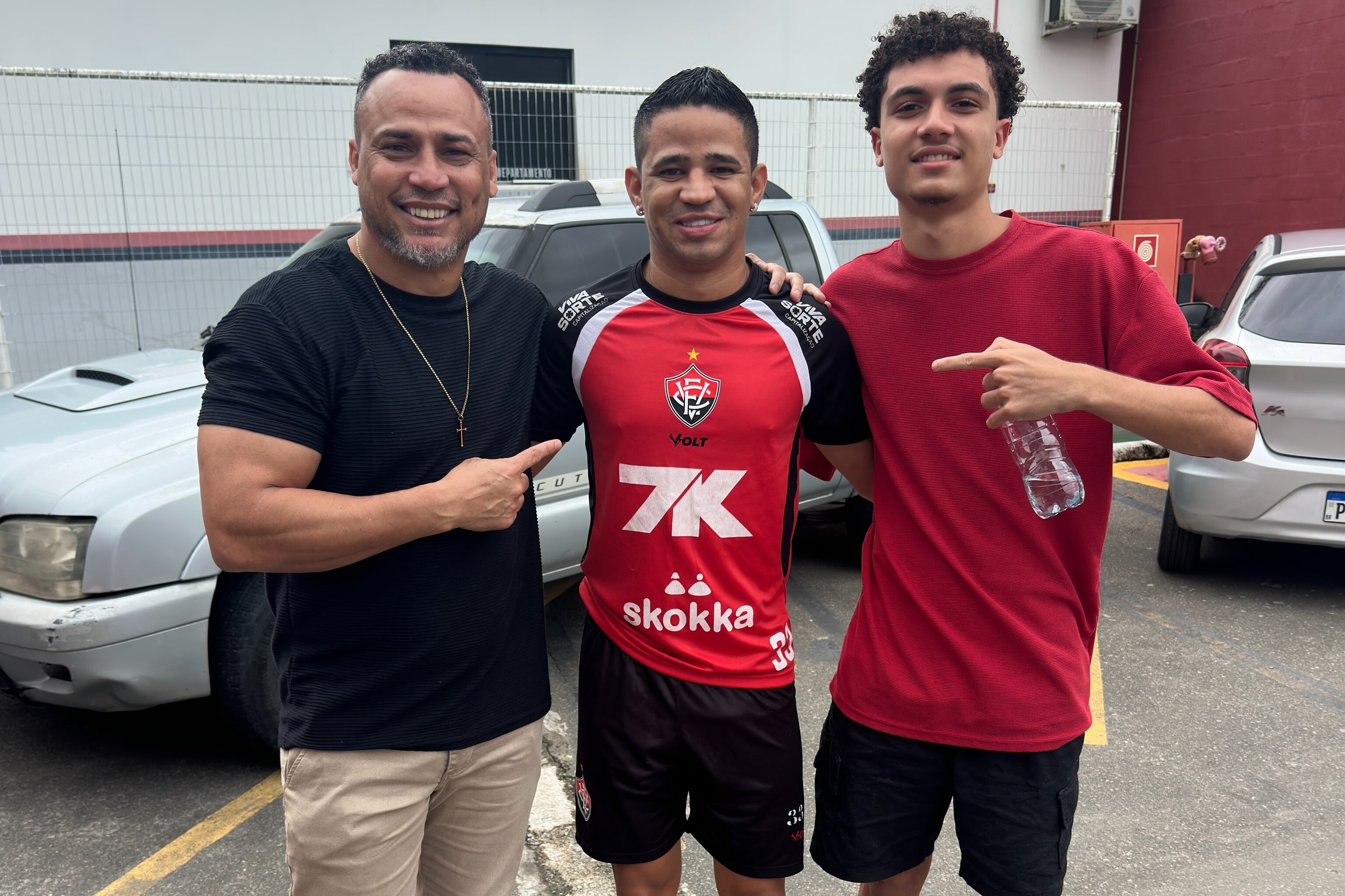 Filho de ex-jogador do Vitória realiza testes no clube