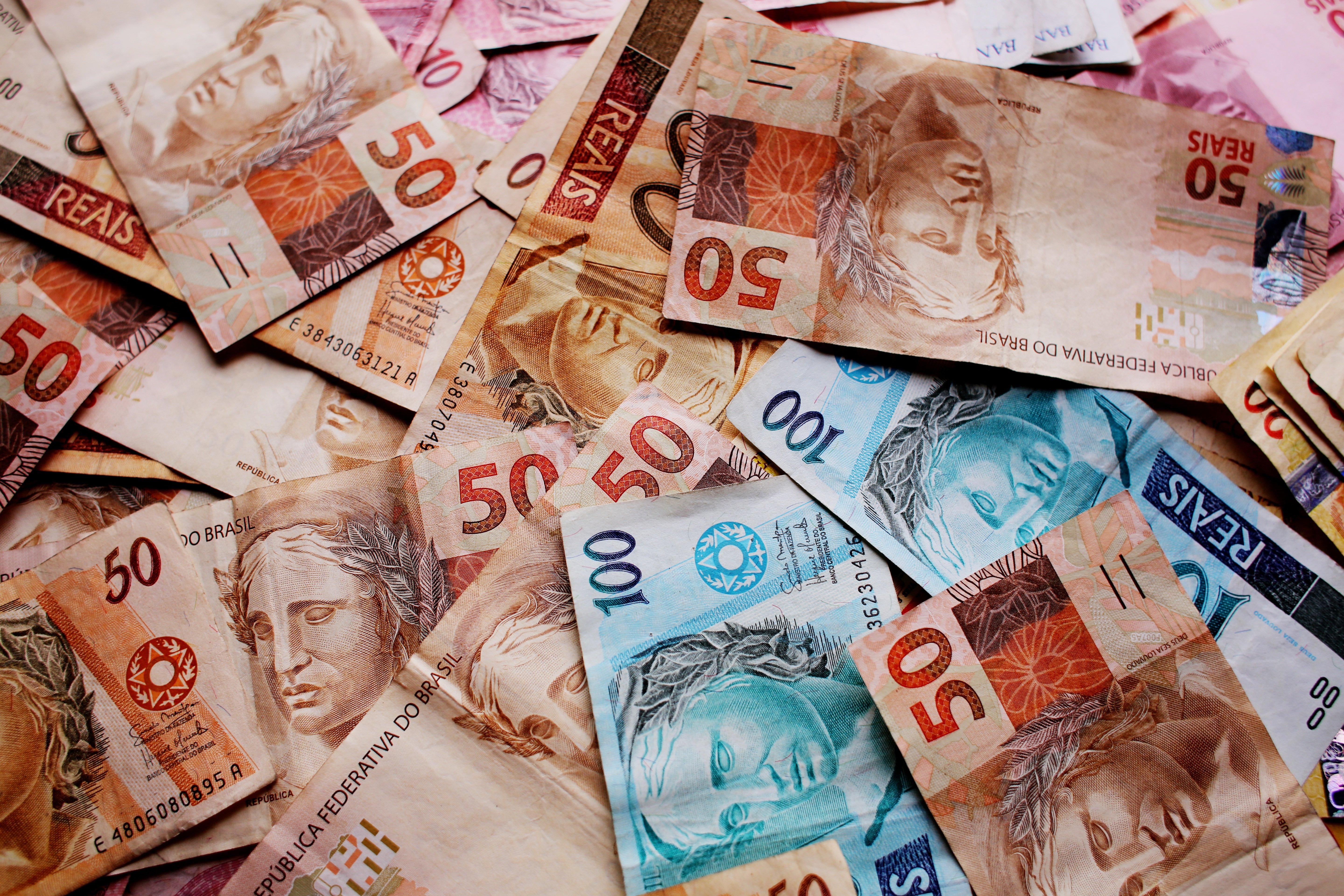 Funcionária é presa por desvio de R$ 500 mil em supermercado