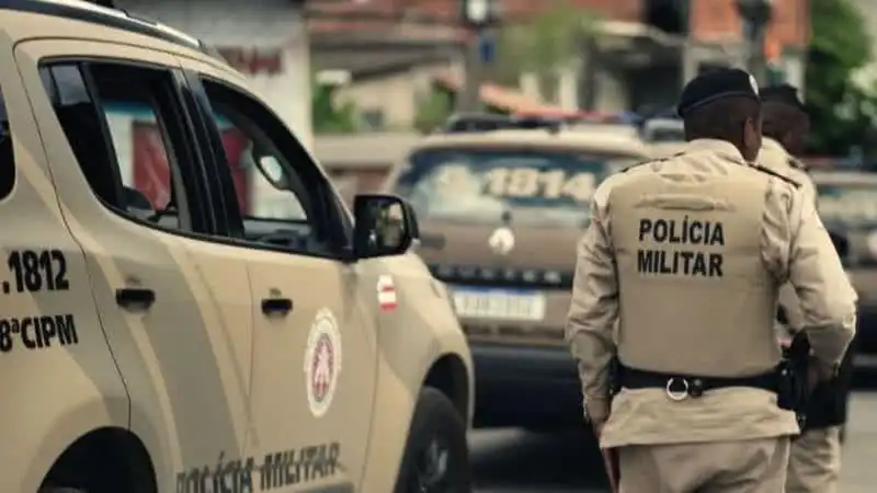 Imagem de Policiais são alvos de tiros durante operação contra tráfico em Salvador