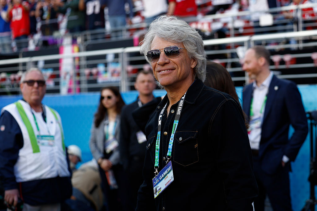 Jon Bon Jovi interrompe show por problemas de saúde