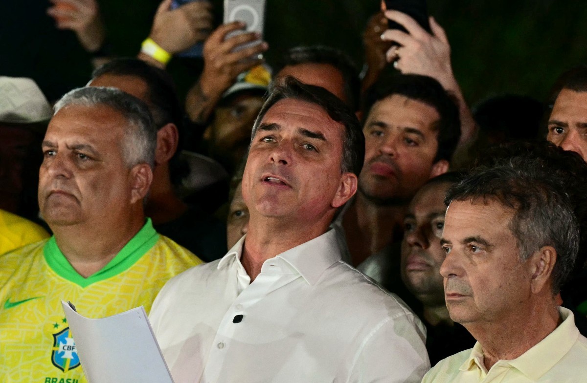 Flávio Bolsonaro se autodeclara presidente eleito e lidera oposição dos EUA