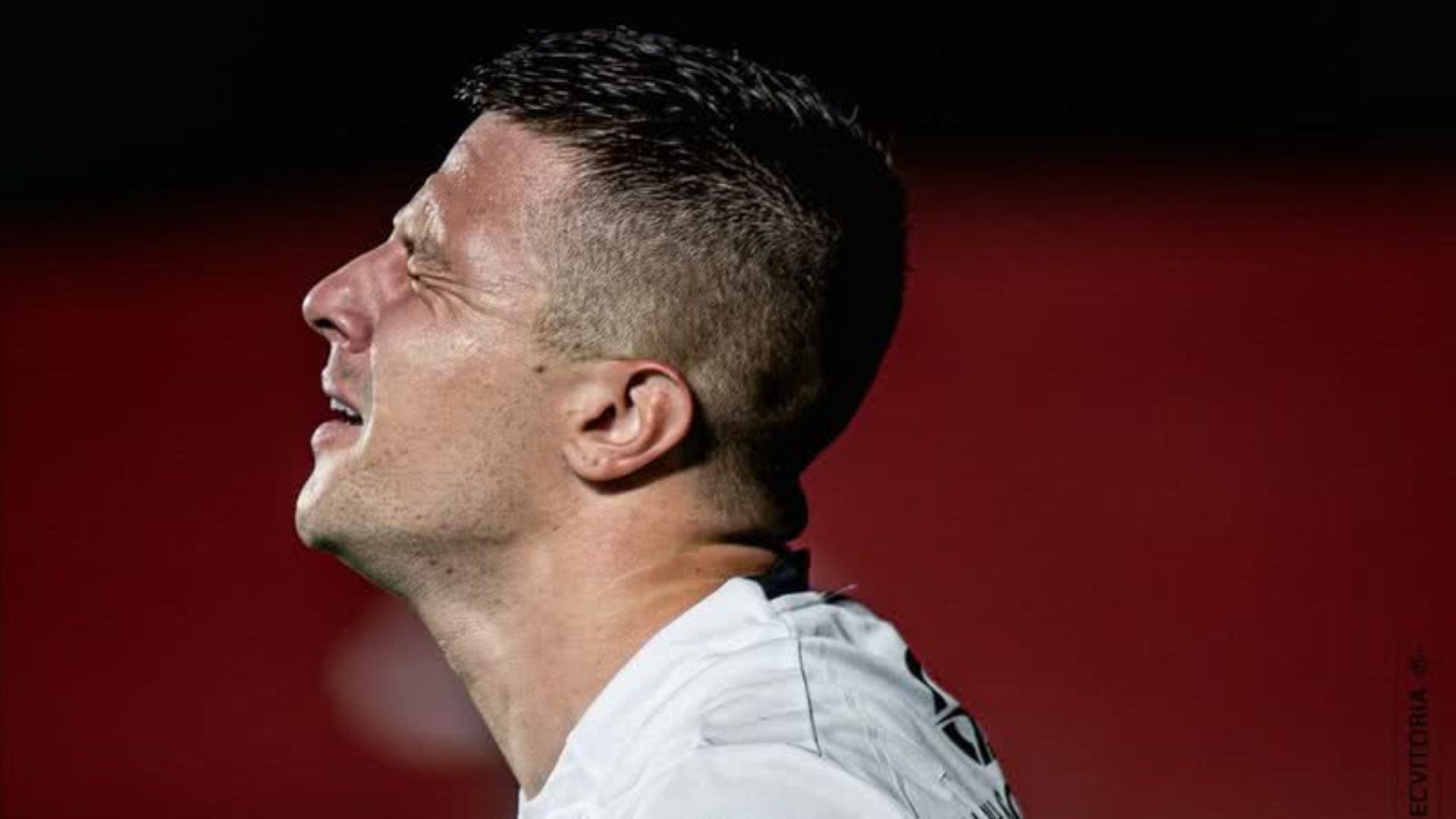 Atacante do Vitória é criticado após jejum de gols