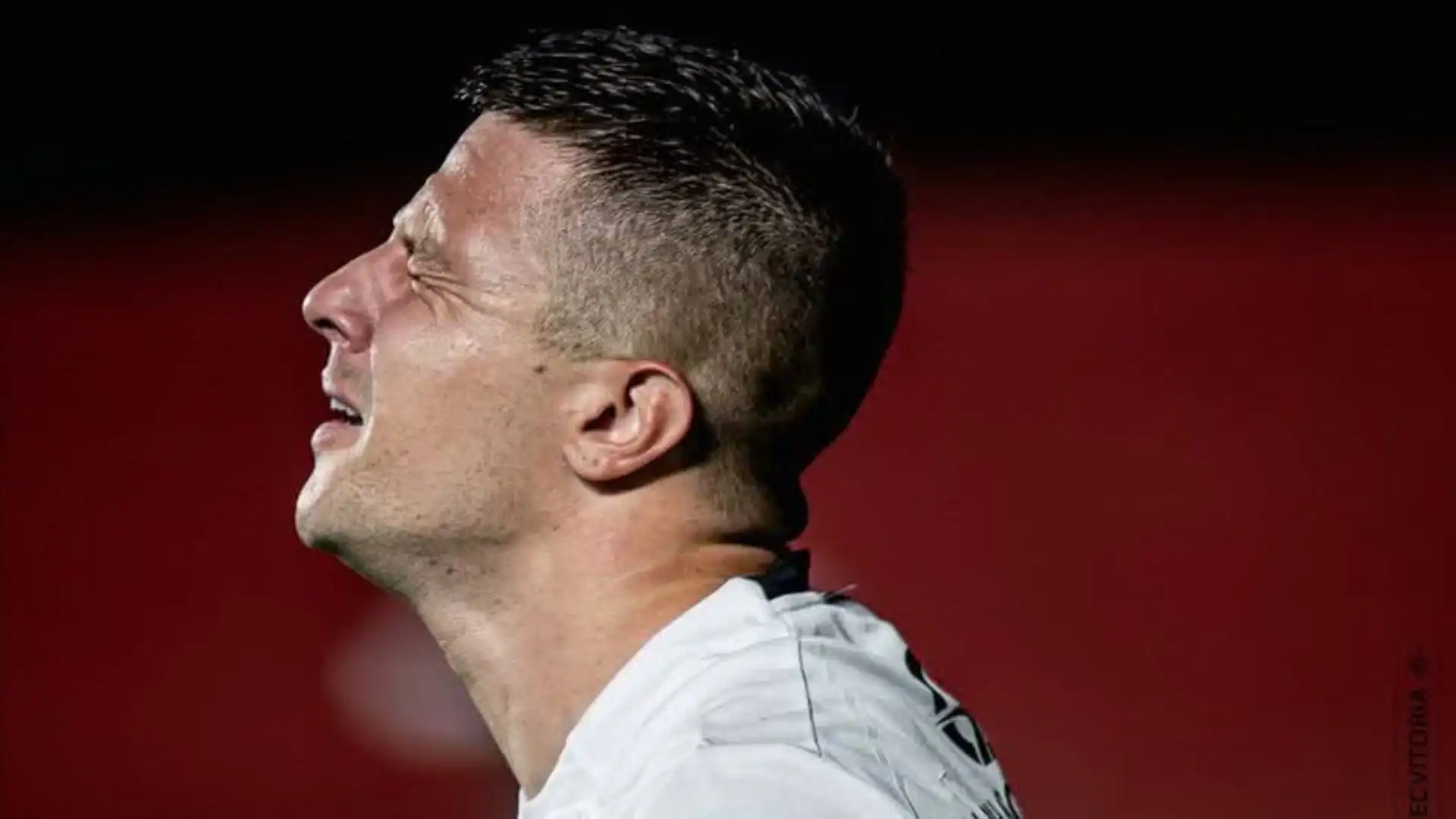 Imagem de Atacante do Vitória é criticado após jejum de gols