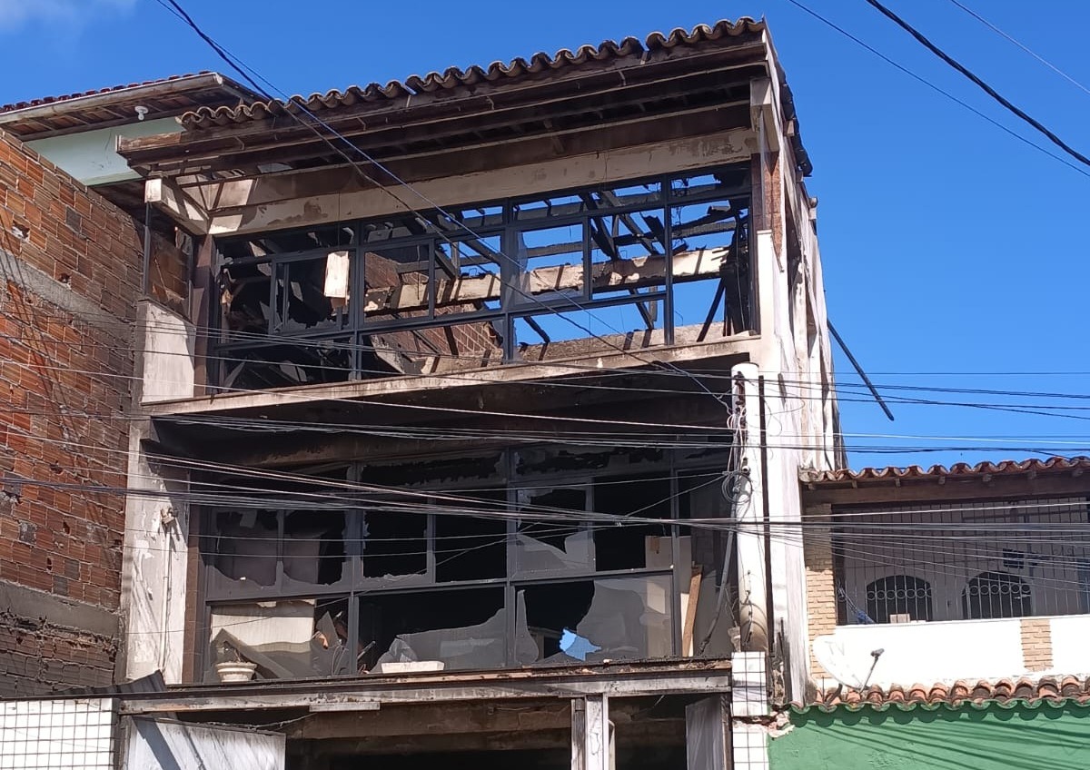 Incêndio atinge prédio comercial em Salvador