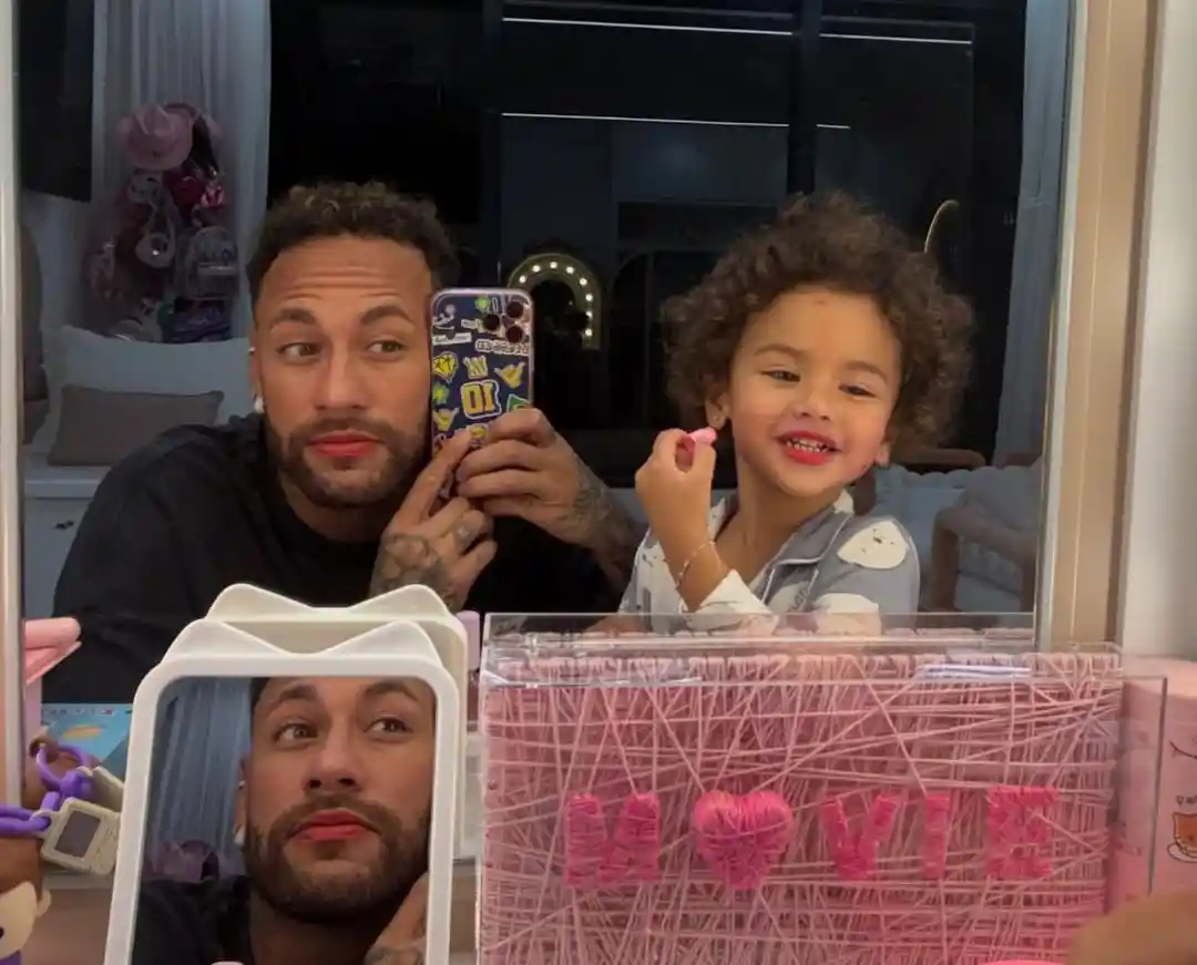 Neymar se diverte ao ver filha com camisa do Palmeiras e Biancardi responde
