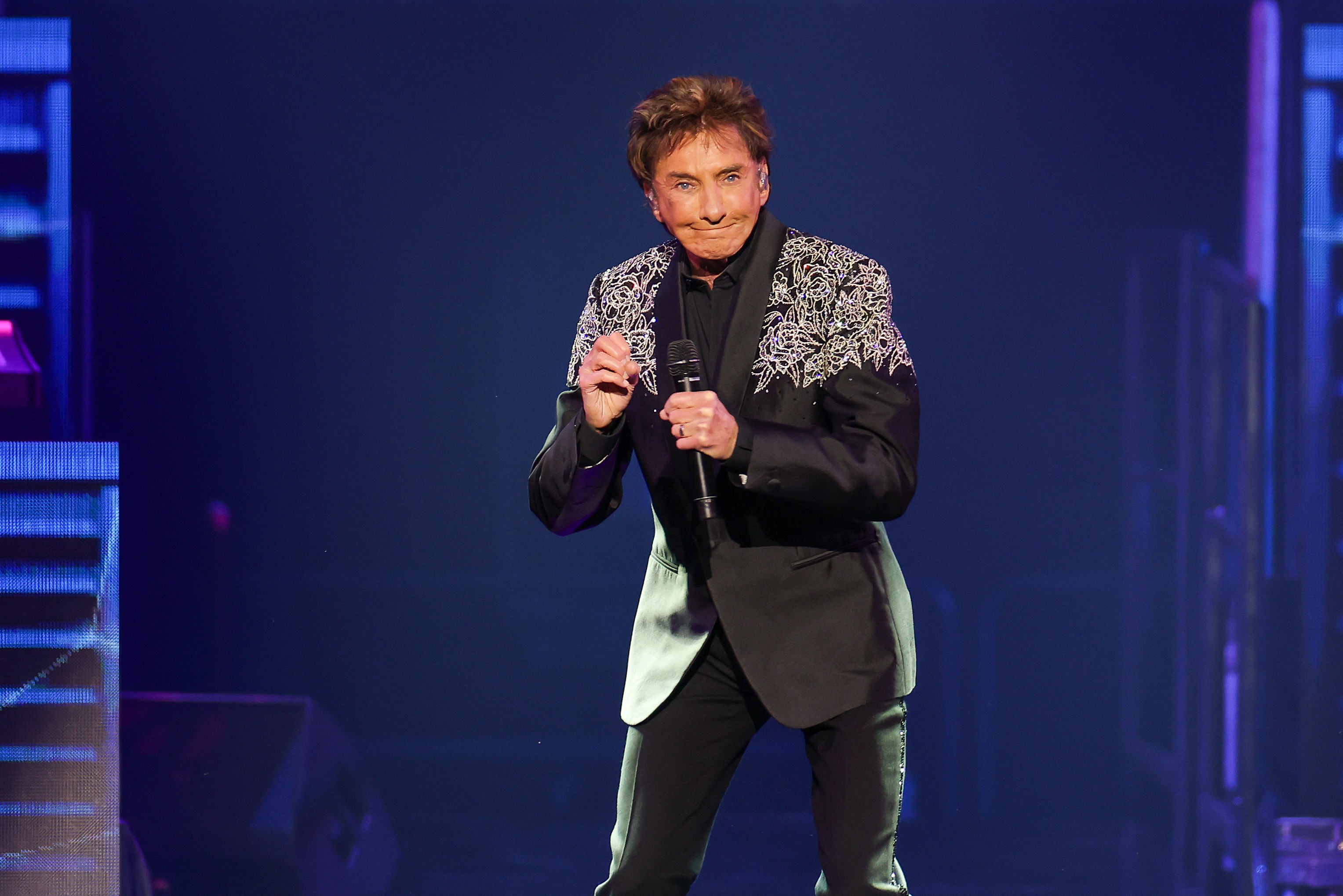 Barry Manilow interrompe turnê de despedida devido à saúde
