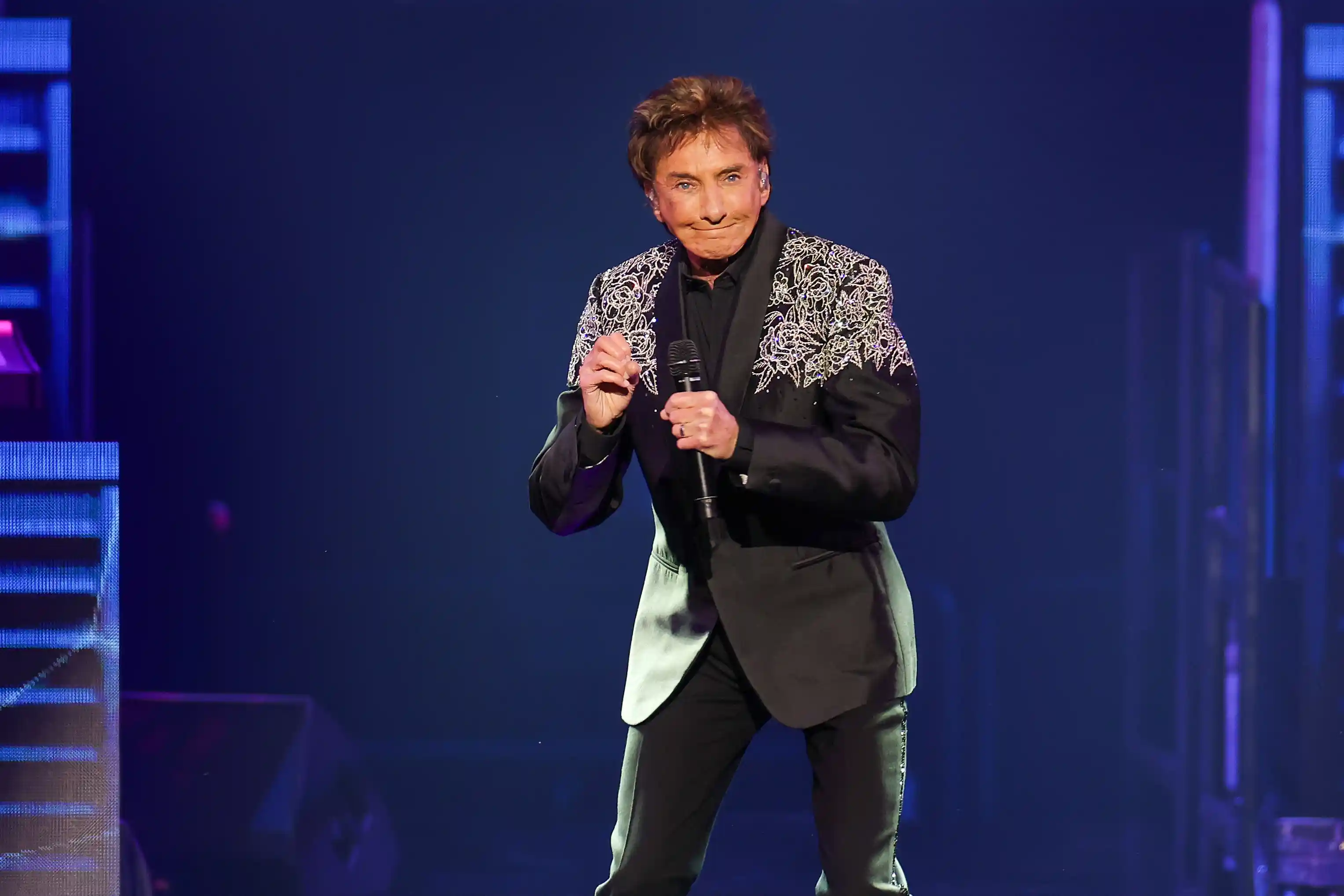 Barry Manilow interrompe turnê de despedida devido à saúde