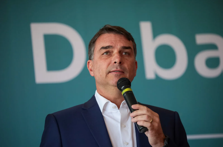 TSE suspende propaganda de Lula sobre Flávio Bolsonaro