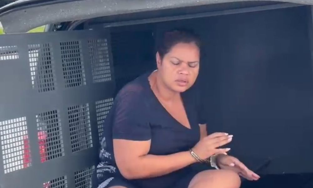 Médica acusada de racismo participa de audiência de custódia