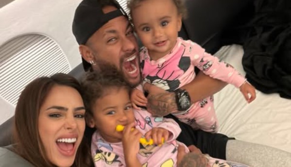 Bruna Biancardi apresenta novo cachorro da família com Neymar