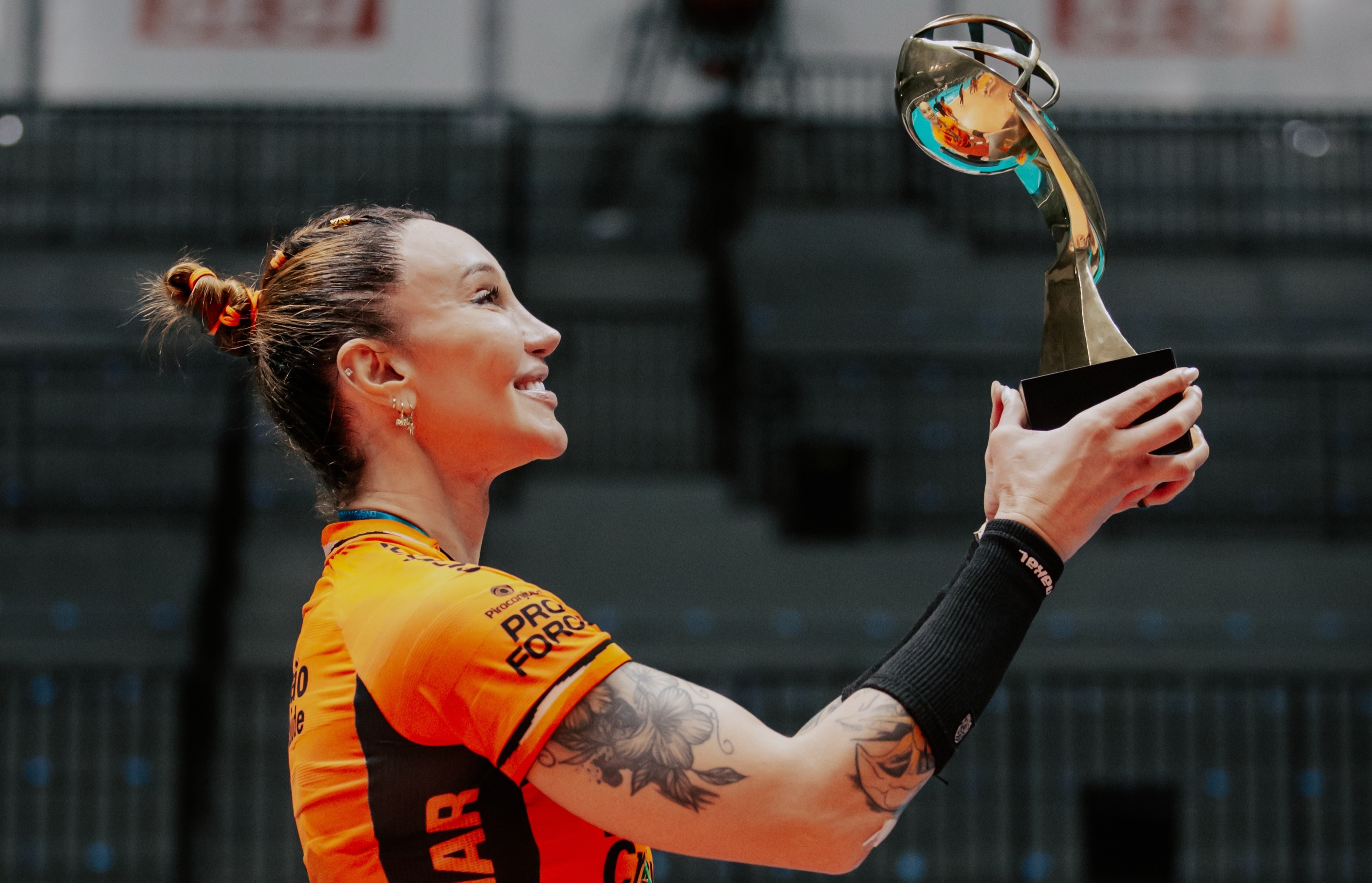 Tifanny busca na Justiça o direito de jogar torneios de vôlei