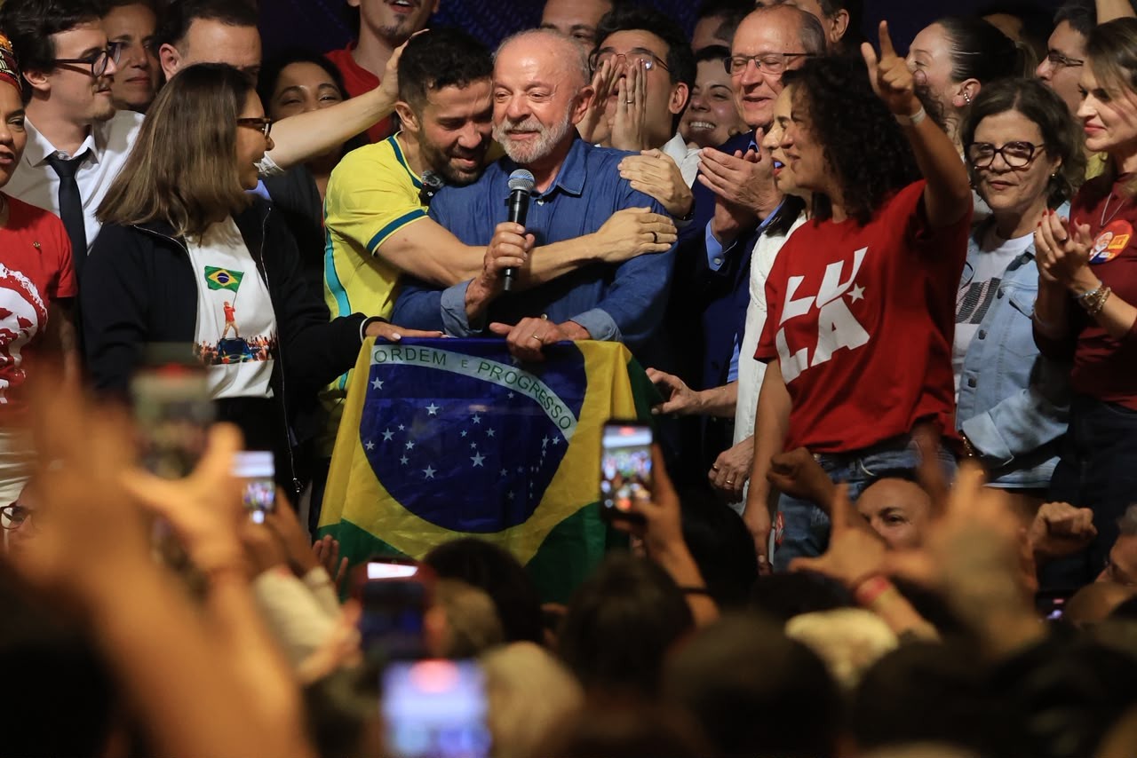 Lula é reeleito e promete regular plataformas digitais