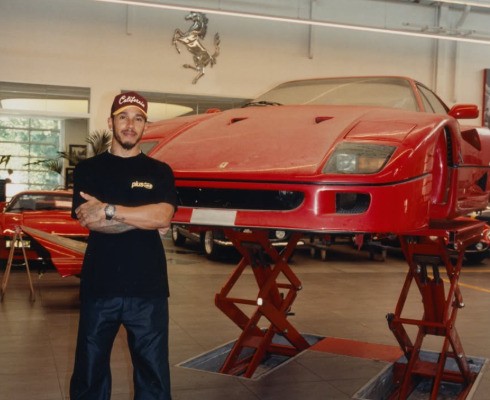 Lewis Hamilton realiza sonho de infância ao restaurar uma Ferrari F40