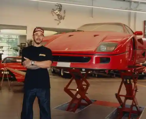 Lewis Hamilton realiza sonho de infância ao restaurar uma Ferrari F40