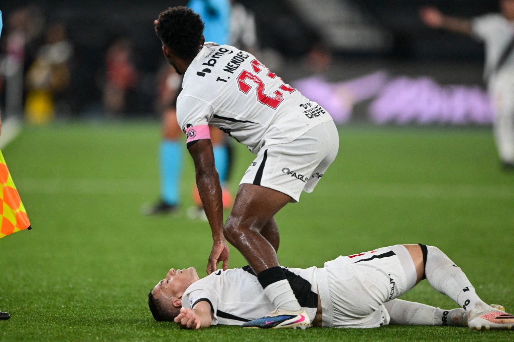 Atacante do Vasco desmaia em clássico contra o Botafogo