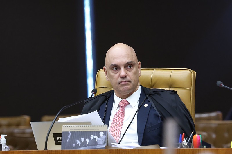 Moraes suspende pagamentos excessivos a juízes e exige devolução de valores