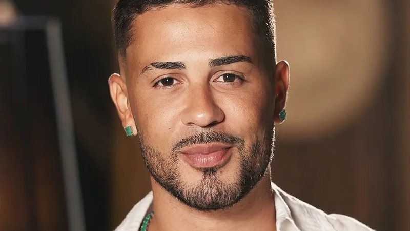 Carlinhos Maia troca beijos com influenciadora durante festa no Rancho do Maia